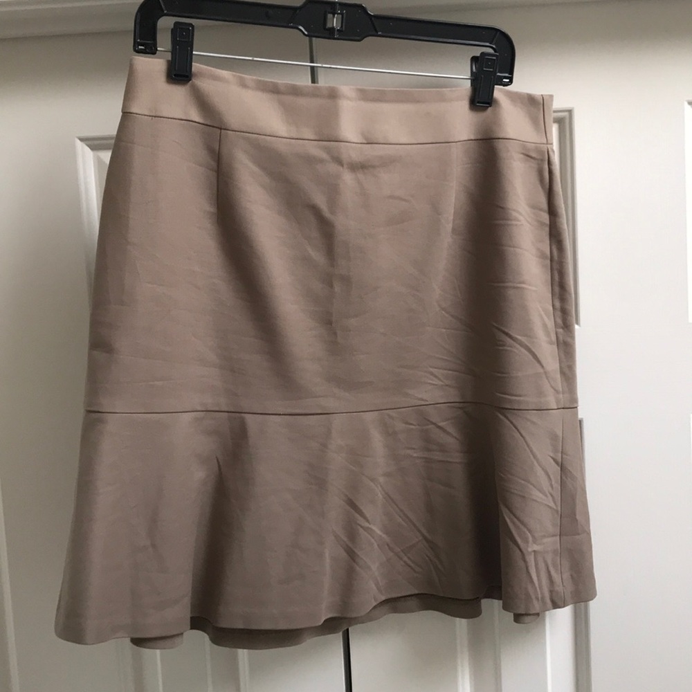 Banana Republic lined taupe skirt with ruffle hem